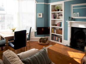 Pass the Keys Trendy West End 1-bed, Sleeps 2